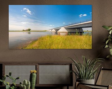 Moderne brug in Noordwaardpolder van Brabantse Biesbosch van Ruud Morijn