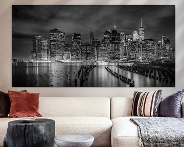 NEW YORK CITY Monochrome Indruk door de nacht | Panorama van Melanie Viola