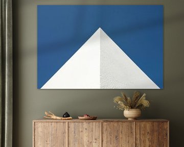 Mediterrane hoekpunt tegen blauwe lucht in rechthoekig formaat by Hans Kwaspen