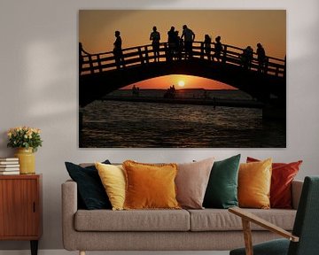 Op de brug kijken naar de zonsondergang, Lefkada van Cora Unk
