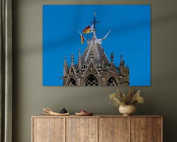 De top van de Dom in Utrecht met vlaggen van Universiteit Utrecht by Mart Gombert