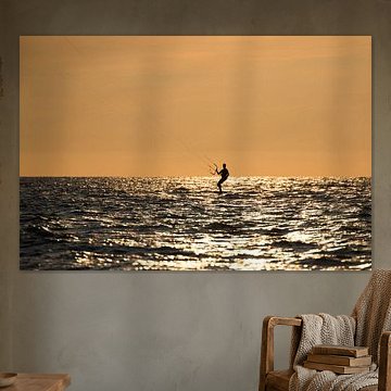 Kitesurfer bij zonsondergang