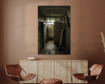 Een oude verlaten gang  in een verlaten huis by Melvin Meijer