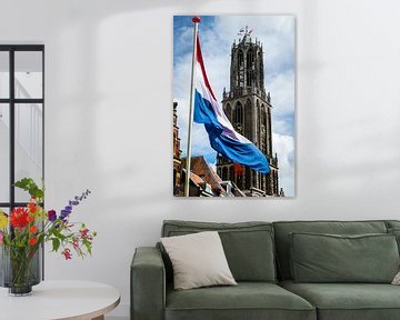 Nederlandse vlag wappert voor de Utrechtse Domtoren op Koningsdag. van Margreet van Beusichem