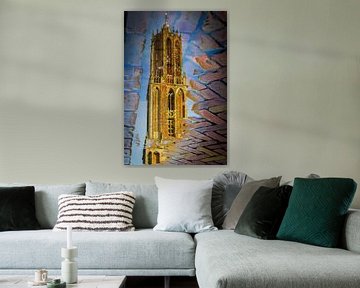 Na een regenbui weerspiegelt de Utrechtse Domtoren in een plas. van Margreet van Beusichem