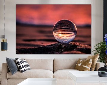 Paarse zonsondergang door een kristallen bol von Rob Eijfferts