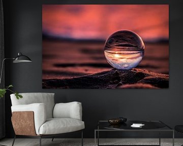 Paarse zonsondergang door een kristallen bol van Rob Eijfferts
