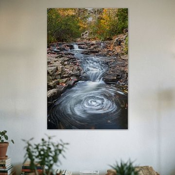 Laufender Bach zwischen den Felsen im Acadia Nationalpark im Herbst, USA von Nature in Stock