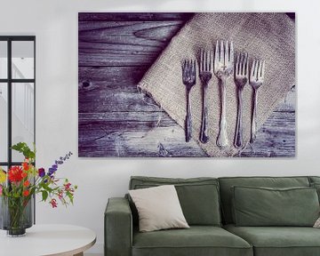 Zilveren bestek op servet houten tafel van boven gezien van BeeldigBeeld Food & Lifestyle