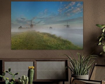 Morning fog in Kinderdijk van Ilya Korzelius