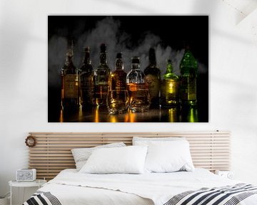 Verschillende whisky flessen met rook op de achtergrond van Stefan van der Wijst
