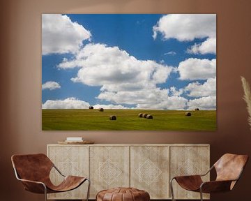 Wolken über einem Feld in Nordfrankreich von Jim van Iterson