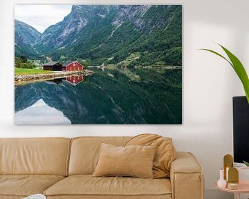 maison en bois rouge au bord d'un fjord