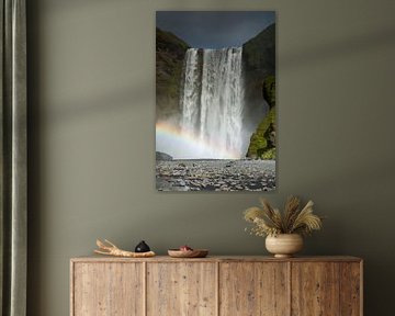 Waterval Skogafoss met regenboog op IJsland van Menno Schaefer