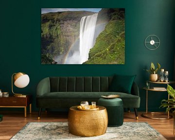 Skogafoss Wasserfall mit Regenbogen in Island von Menno Schaefer