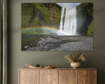 Waterval Skogafoss met regenboog op IJsland van Menno Schaefer