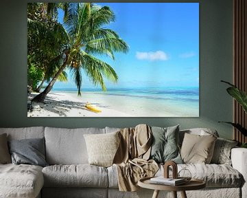 Palme und ein tropischer weißer Sandstrand von iPics Photography