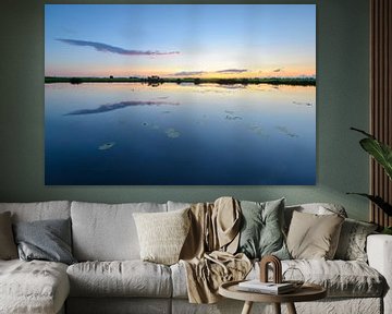 Coucher de soleil en été dans un paysage rural avec de l'eau reflétant le beau ciel calme sur Sjoerd van der Wal Photographie