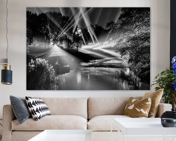 Lichtbundels boven rivier de Dommel in Eindhoven (zwart-wit) by Evert Jan Luchies