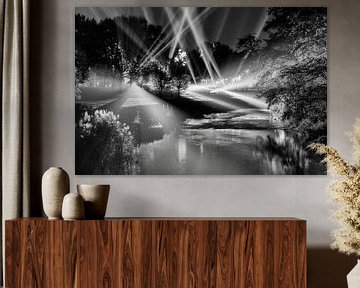 Lichtbundels boven rivier de Dommel in Eindhoven (zwart-wit) von Evert Jan Luchies