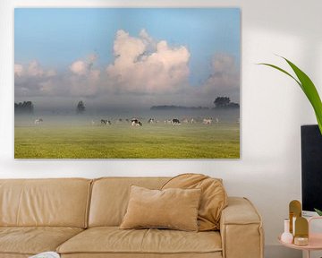 Hollands nevelig landschap te IJlst met grazende koeien en een typisch nederlandse wolkenlucht. Wout van Wout Kok