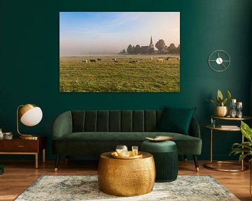 Hollands nevelig landschap met grazende schapen met op de achtergrond de stad IJlst in Friesland. Wo