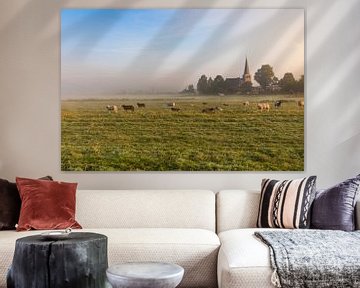 Hollands nevelig landschap met grazende schapen met op de achtergrond de stad IJlst in Friesland. Wo von Wout Kok