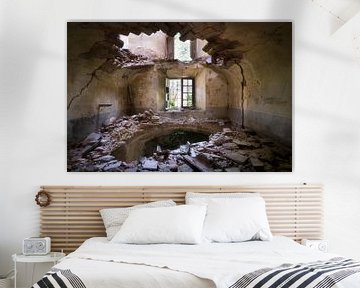 Villa avec trou dans le plancher. sur Roman Robroek - Photos de bâtiments abandonnés