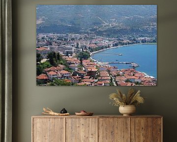 De stad ohrid gelegen aan het Meer van Ohrid van Ingrid Van Maurik