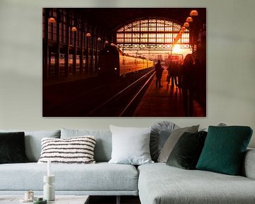 Waiting train travelers on platform at sunset sur Rob Kints