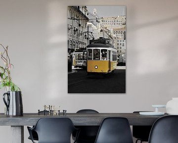 Tram in Lissabon by Sem Viersen