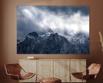 dramatic storm clouds over mountain ridge sur Olha Rohulya