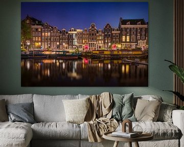 Amsterdamse grachtenpanden in de avond van Edwin Mooijaart
