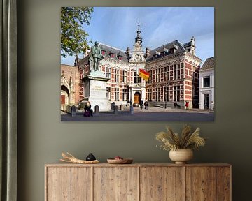 Festliches Akademiegebäude der Universität Utrecht mit fliegender Flagge von Floor Fotografie