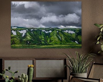 Dunkle Wolken über moosgrünen Bergen in Laki, Island von Martijn Smeets