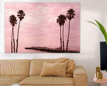 Palmbomen bij zonsondergang Santa Cruz pier, Californië, USA van Ronald Tilleman