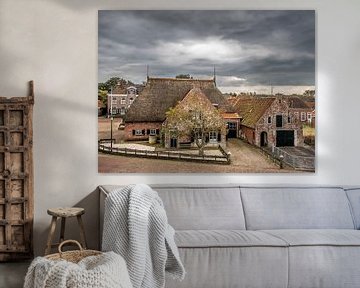 Historische huizen vlak onder de dijk bij het Friese  dorpje Wierum by Harrie Muis