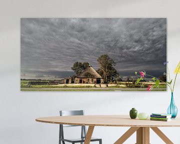 Boerderij vlak buiten de Friese dorpje Hallum met grillige wolkenlucht von Harrie Muis