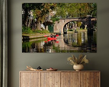 Kanoën op de Oudegracht in Utrecht ter hoogte van de Geertebrug van In Utrecht