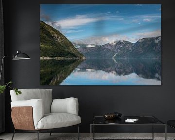 reflectie van de bergen in de het eidfjord in Noorwegen bij Voringvossen van ChrisWillemsen