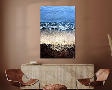 abstract kleuren water schelpen en zwart zand van Ernst van Voorst