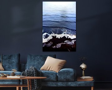 abstract kleuren water schelpen en zwart zand 2