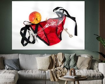 Culotte rouge, verre à vin, pomme et clé 1