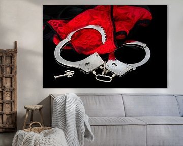 Menottes, culottes clés et rouges, fond noir