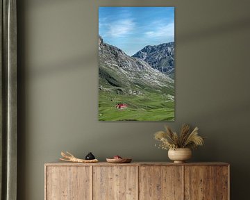 Afgelegen boerderij op ruim 2 kilometer hoogte in de Picos de Europa, Noord Spanje by Harrie Muis