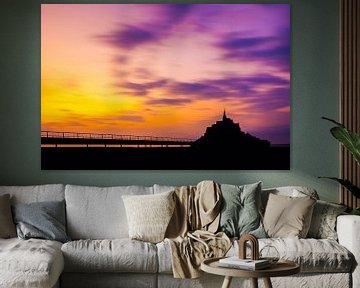 Dreigende zonsondergang Le Mont Saint Michel - Frankrijk - Normandië  van Dexter Reijsmeijer