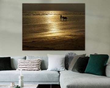 Het strand van Rockanje met meisje en pony in fel tegenlicht van Anneriek de Jong