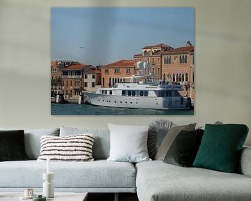 Luxe boot in Venetië  van Joke te Grotenhuis