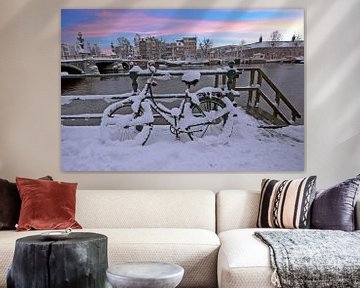 Besneeuwd Amsterdam in de winter bij zonsondergang sur Eye on You