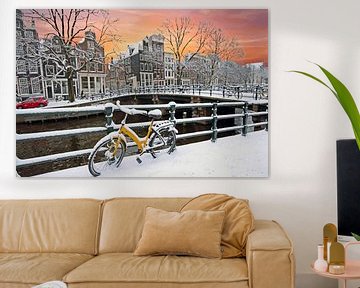 Besneeuwd Amsterdam in de winter bij zonsondergang van Eye on You